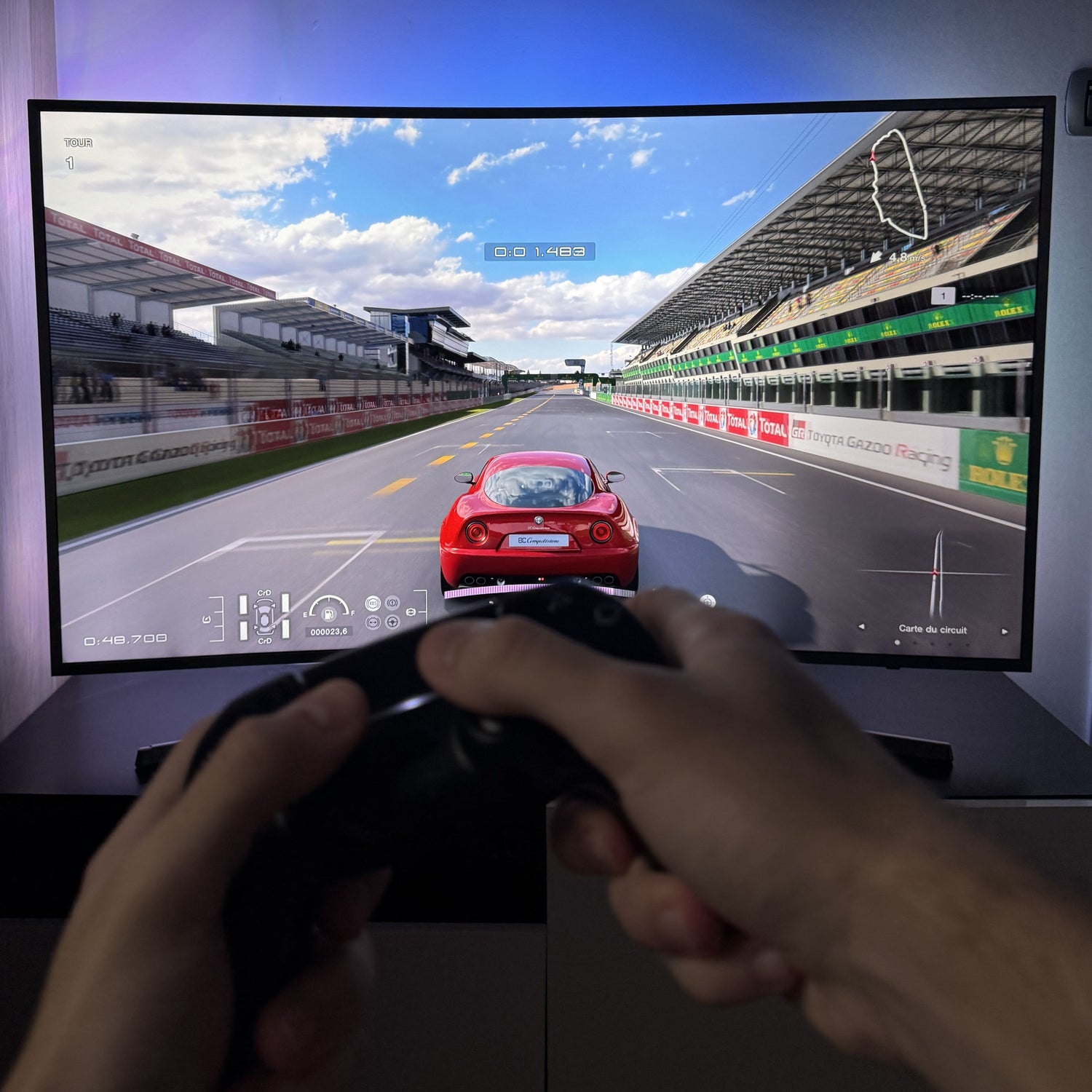 Personnage Jouant Avec Une Manette Sur Une TV Dotée Du Kit Ambilight Studeazy